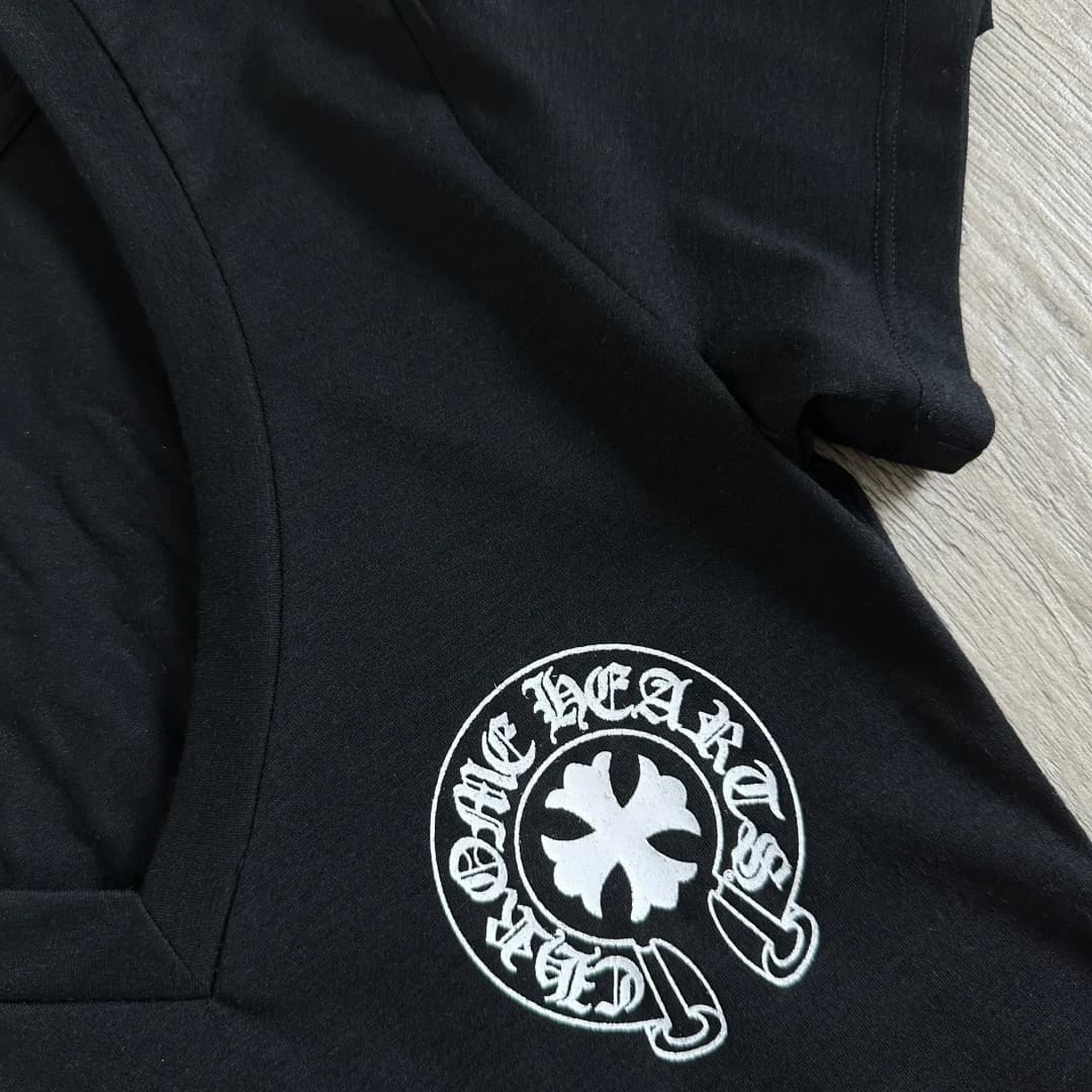 Принт в виде подковы и креста на груди черной футболки Chrome Hearts