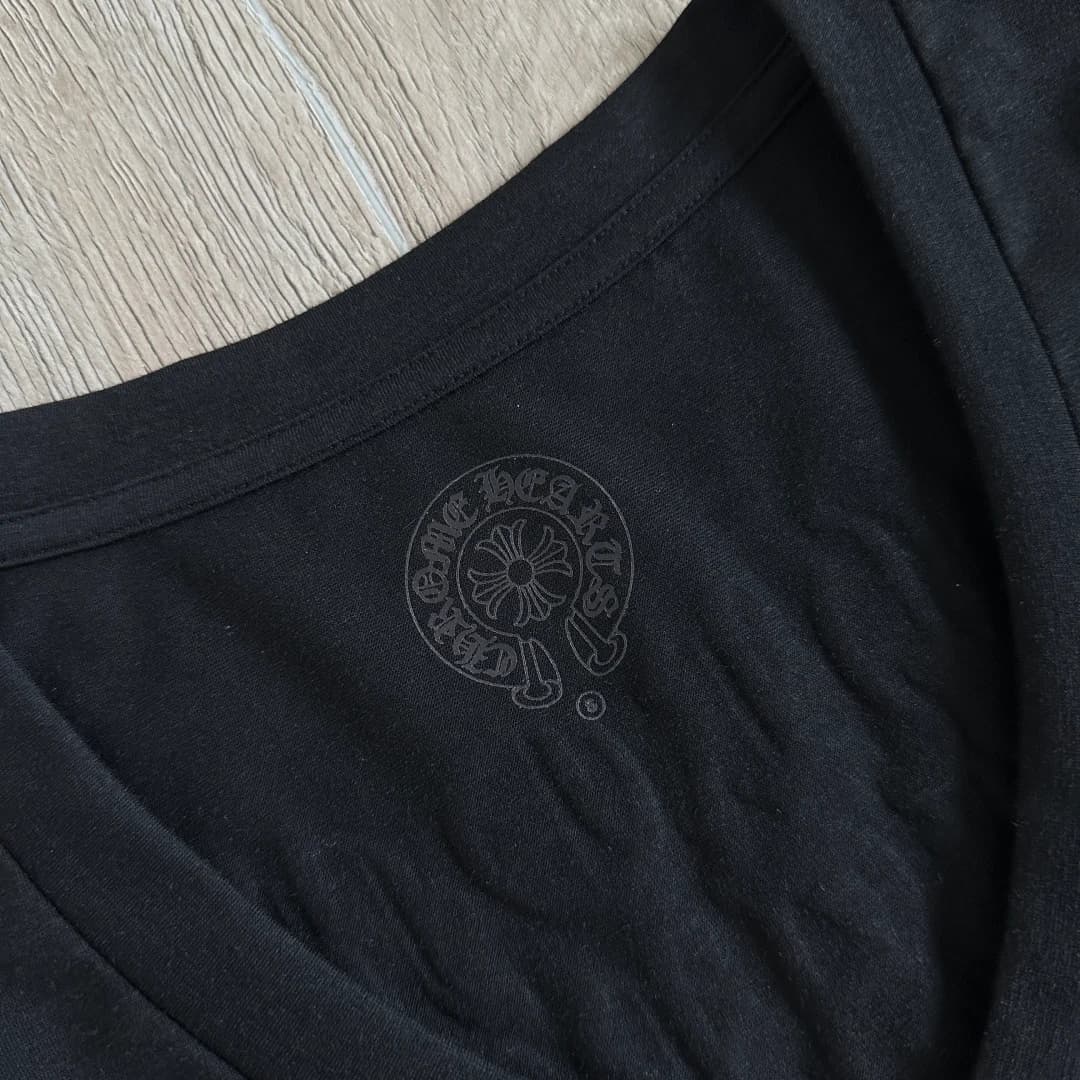 Внутренний принт на горловине черной футболки Chrome Hearts