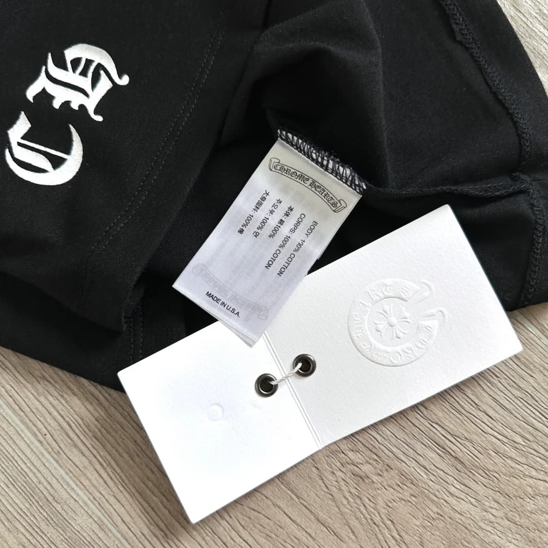 Фирменные бирки и ярлыки черной футболки Chrome Hearts