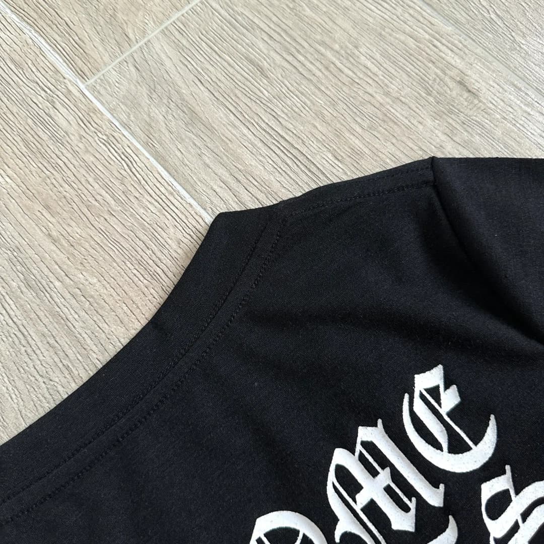 Деталь шва на горловине черной футболки Chrome Hearts