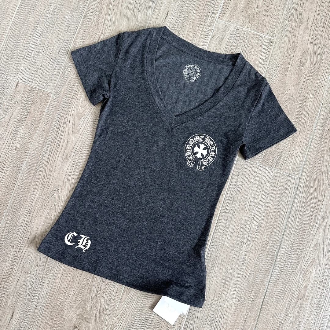 Серая женская футболка Chrome Hearts с V-образным вырезом под углом