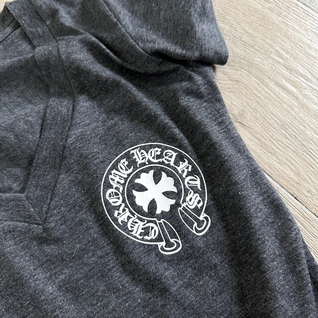 Принт в виде подковы и креста на груди серой футболки Chrome Hearts