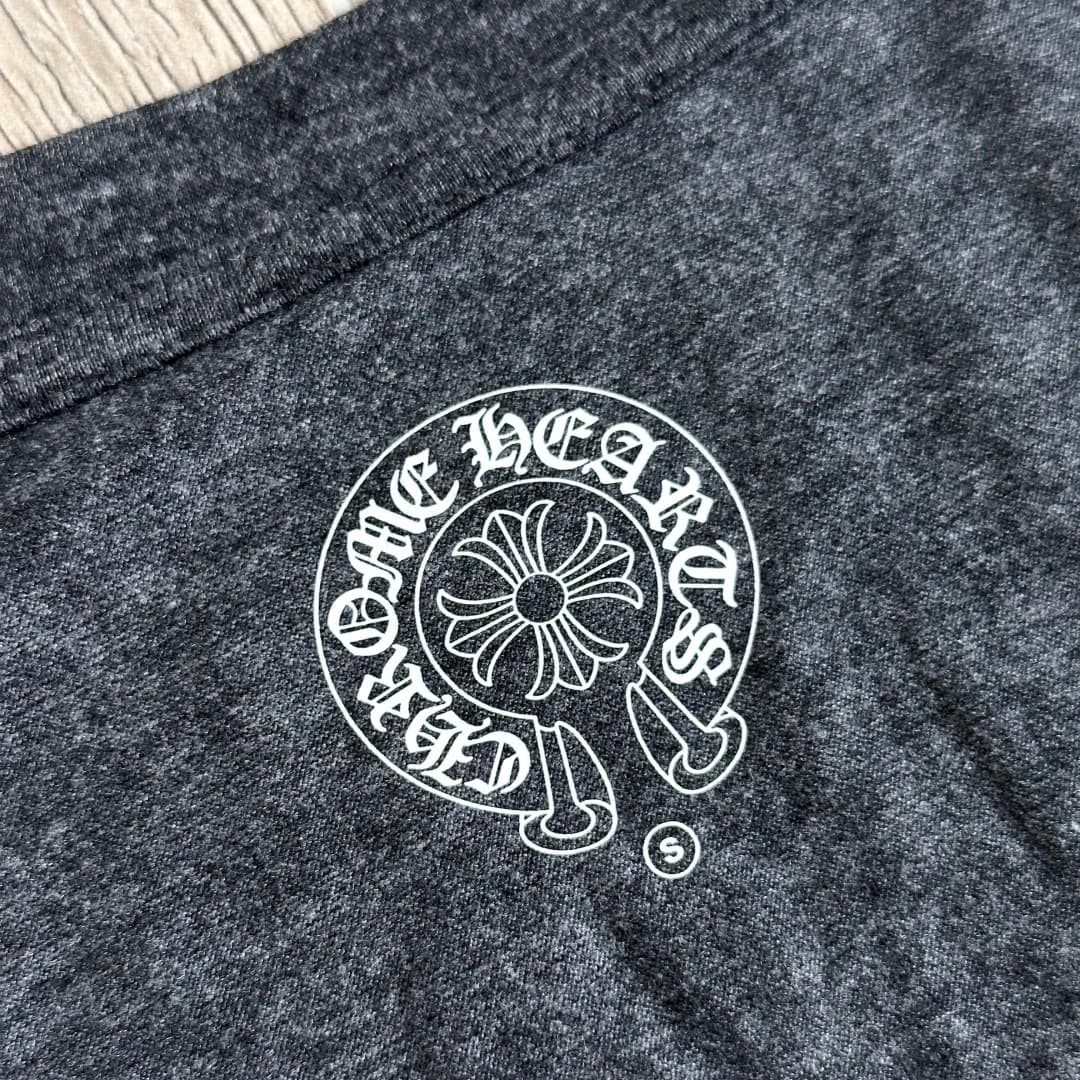Внутренний принт на горловине серой футболки Chrome Hearts
