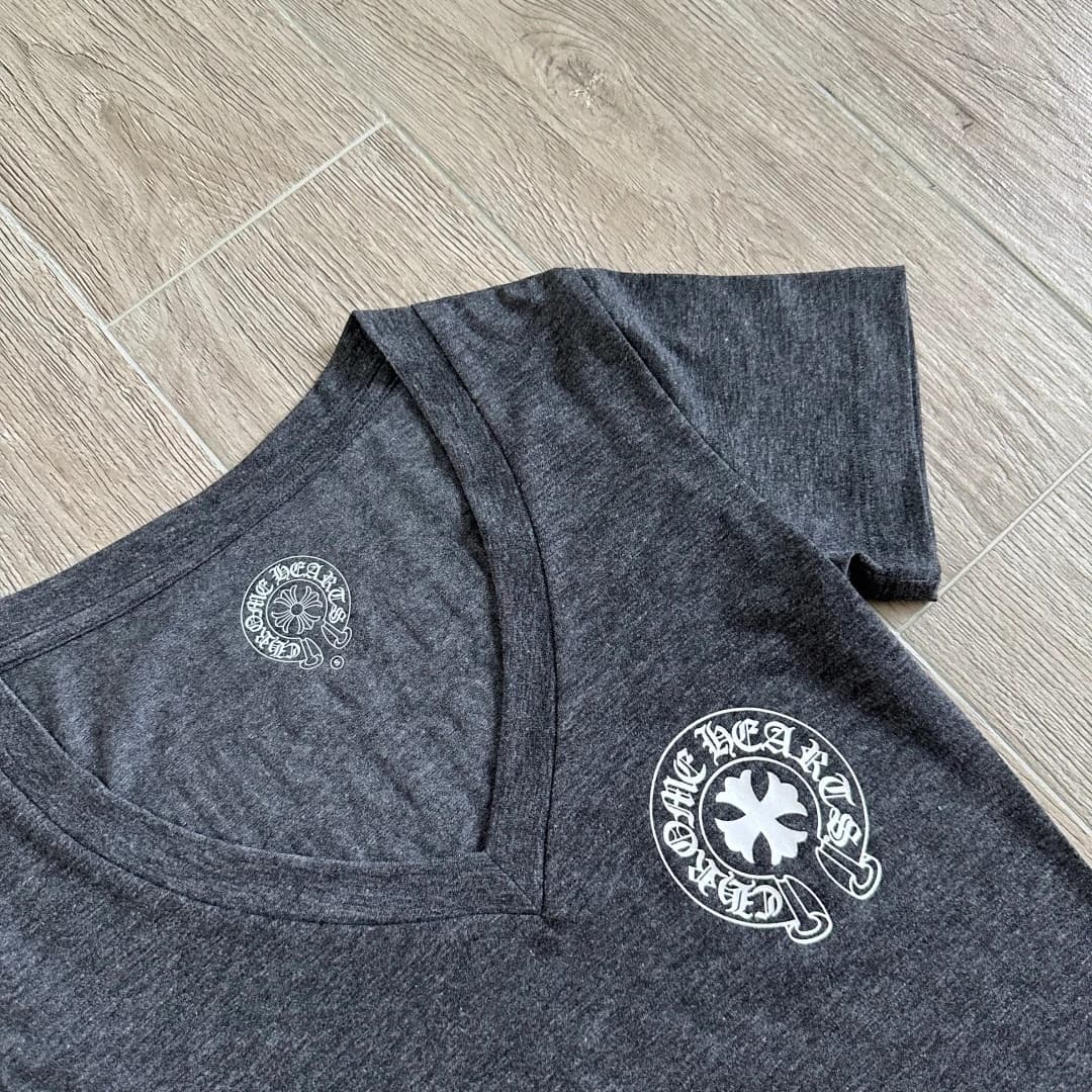 V-образный вырез серой футболки Chrome Hearts крупным планом