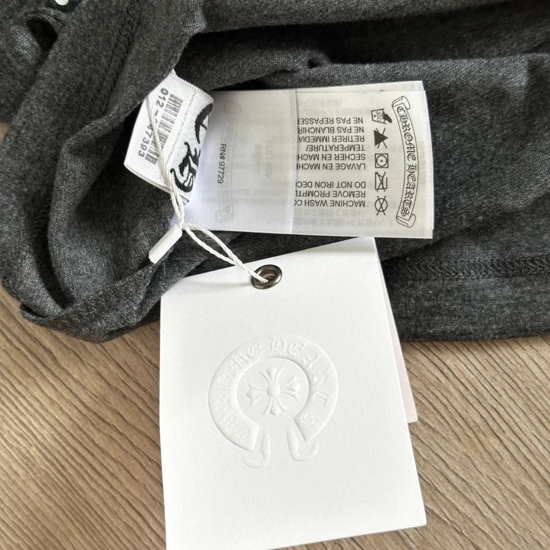 Внутренние ярлыки с рекомендациями по уходу серой футболки Chrome Hearts