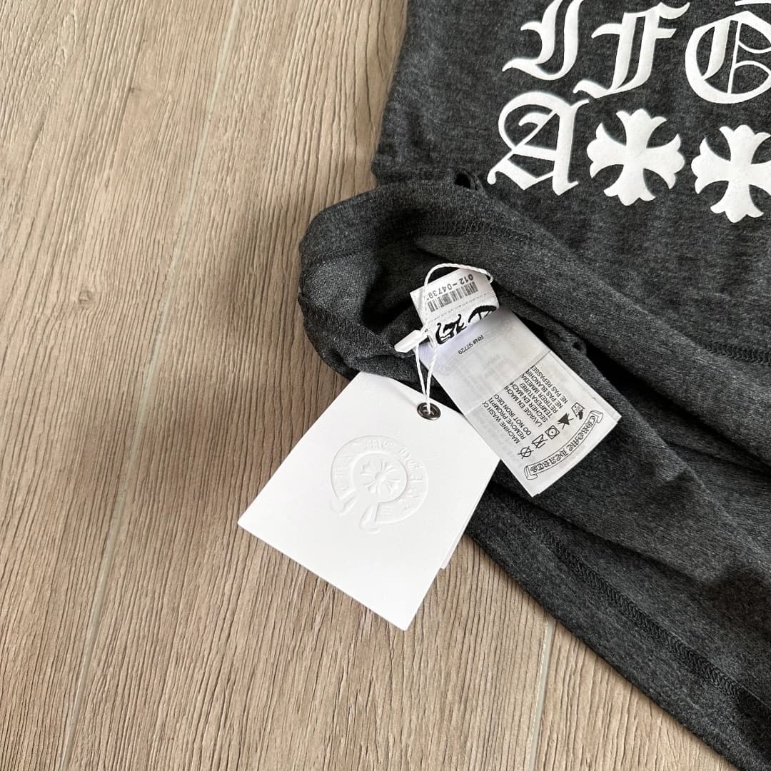 Фирменные бирки и ярлыки серой футболки Chrome Hearts