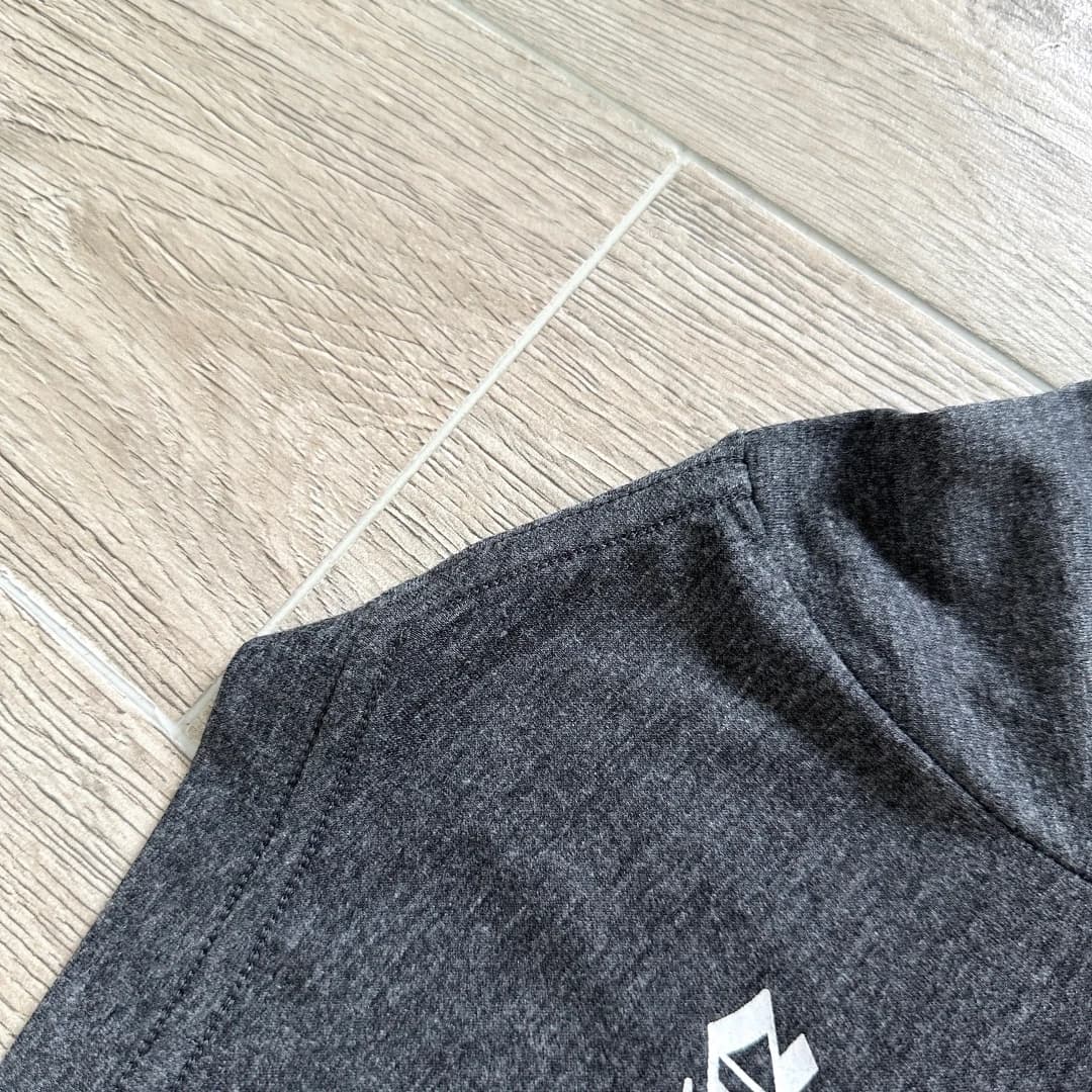 Деталь плечевого шва серой футболки Chrome Hearts