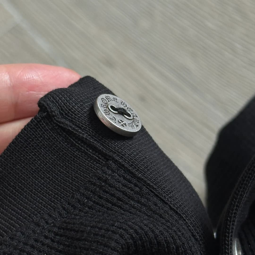 Гравировка на серебряной пуговице Chrome Hearts