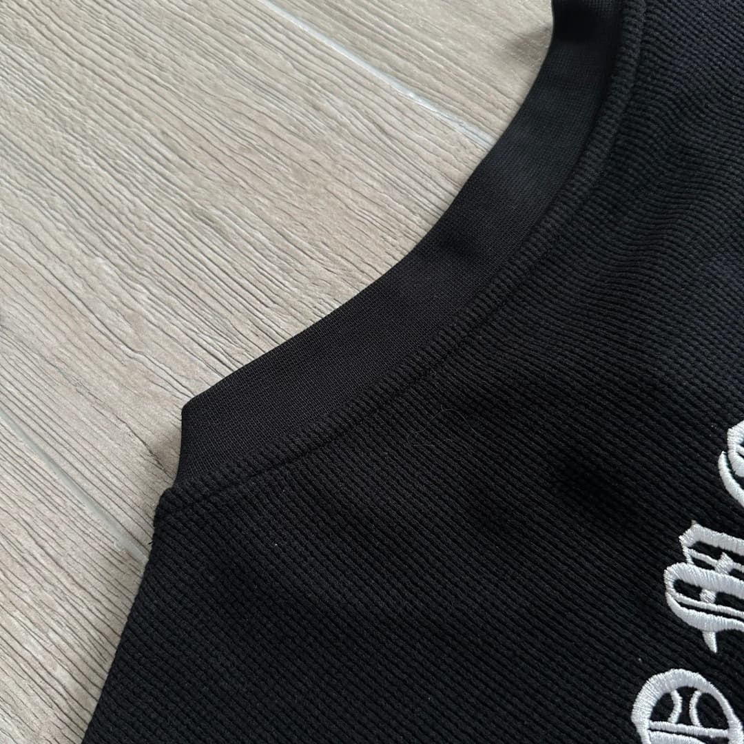 Круглый вырез горловины черного лонгслива Chrome Hearts