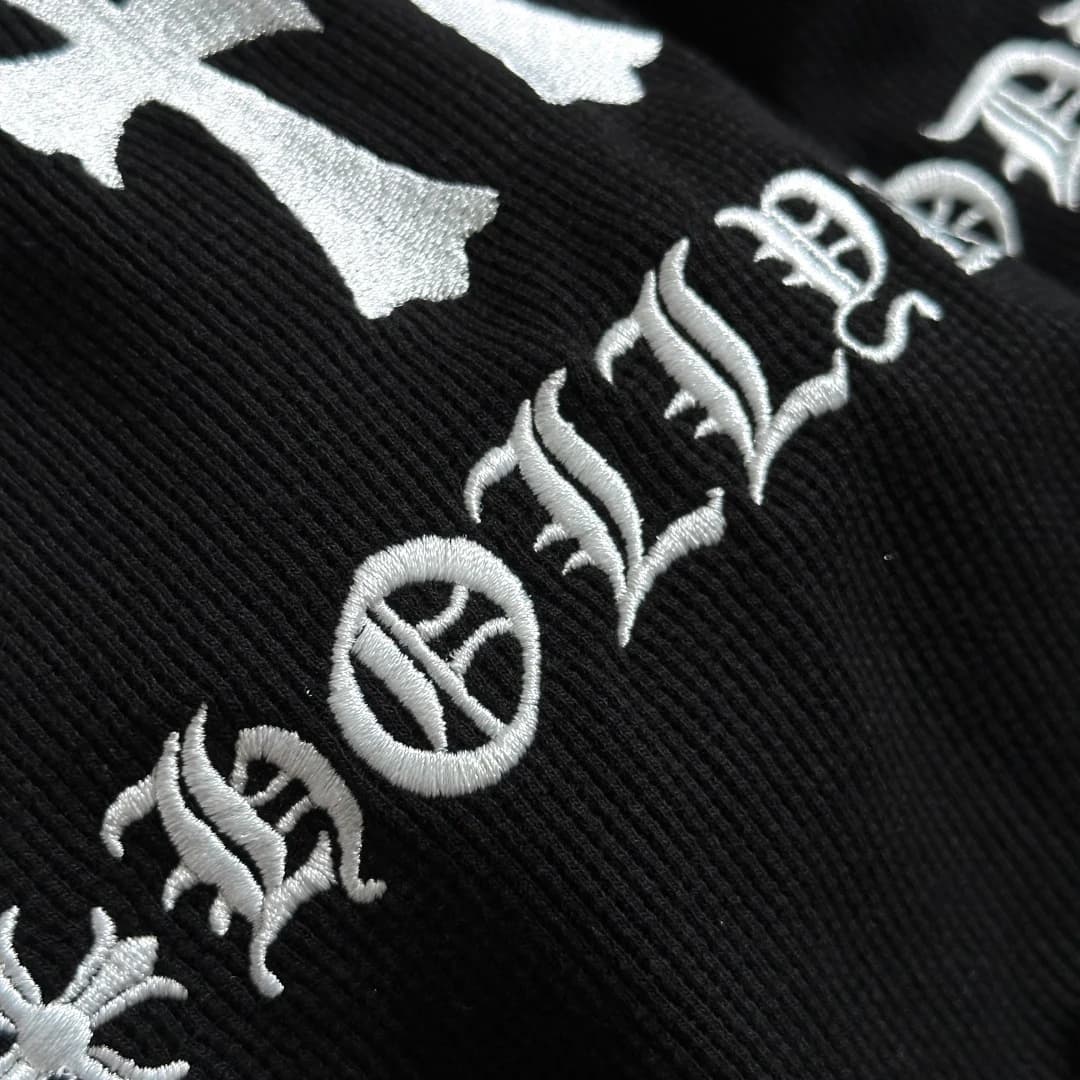 Деталь вышивки +HOLLYWOOD+ на лонгсливе Chrome Hearts