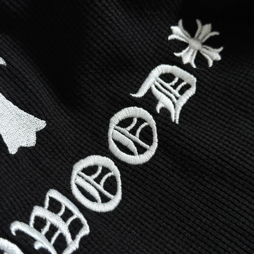 Крупный план вышивки на лонгсливе Chrome Hearts