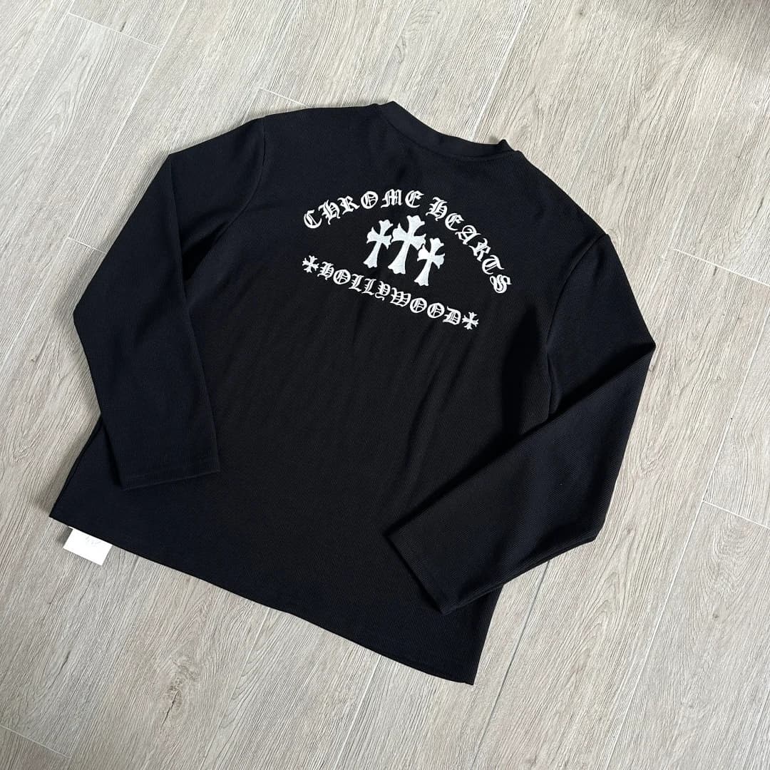 Вид сзади черного лонгслива Chrome Hearts