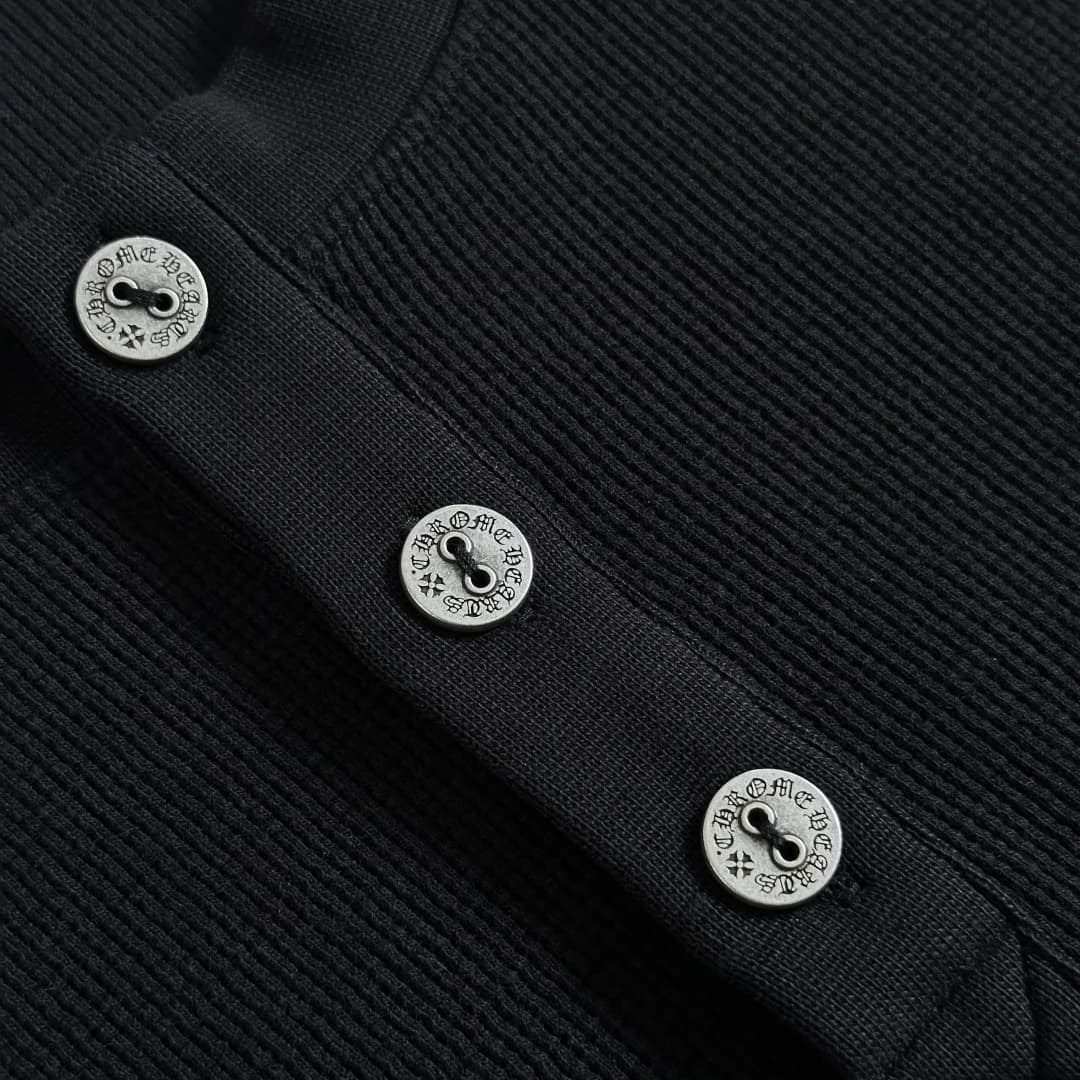 Деталь пуговиц на планке черного лонгслива Chrome Hearts