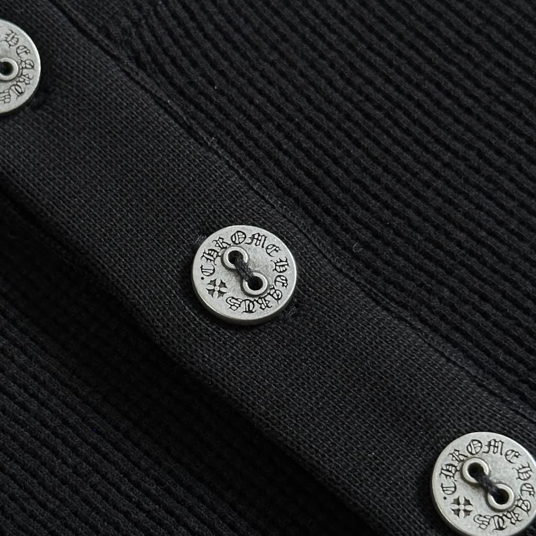 Серебряные пуговицы на черном вафельном лонгсливе Chrome Hearts