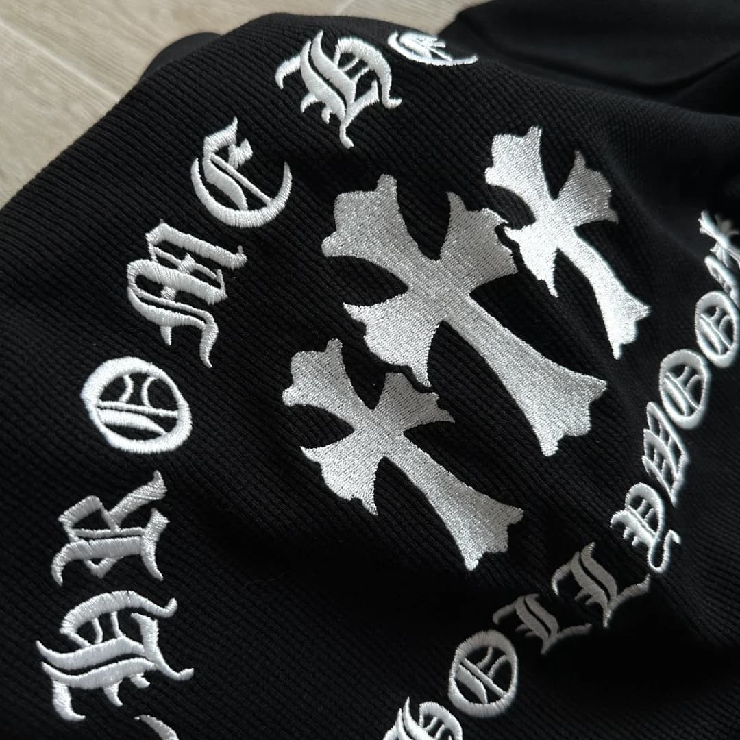 Вышивка в виде крестов на спине лонгслива Chrome Hearts