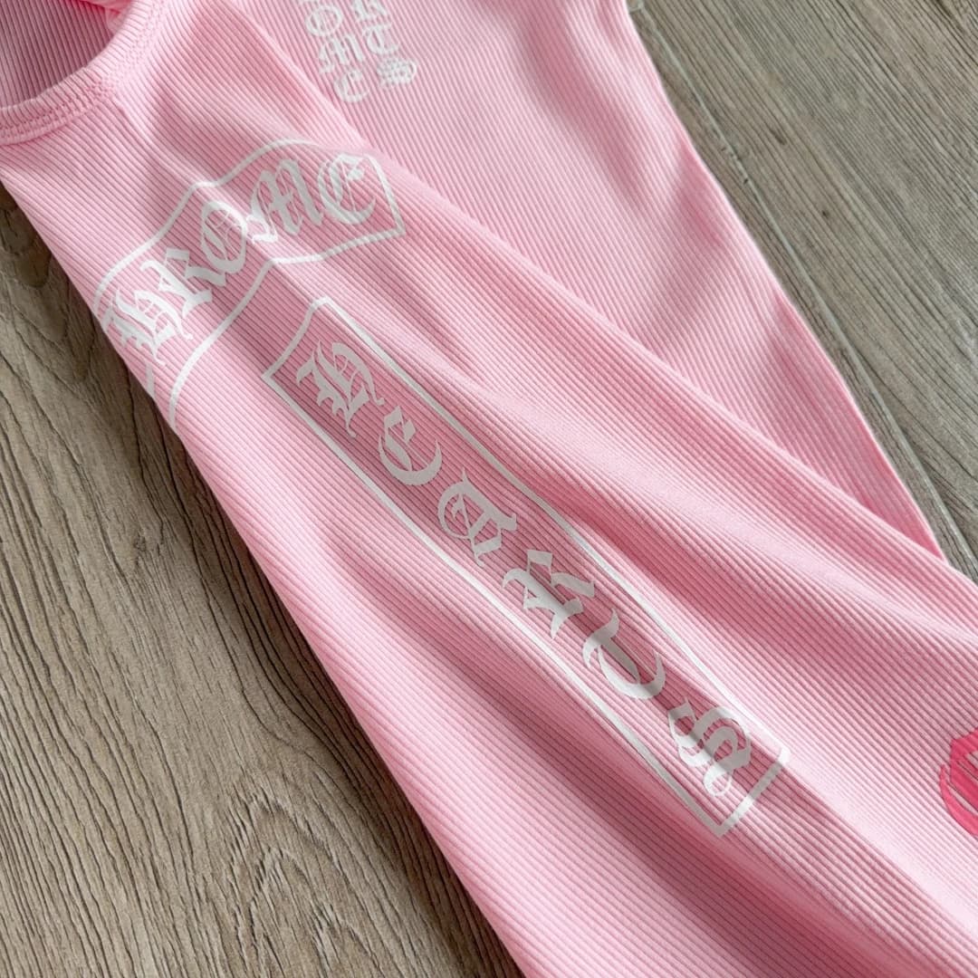 Деталь принта на спине розового платья Chrome Hearts