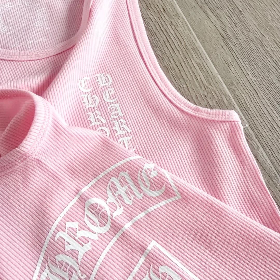 Крупный план принтов на розовом трикотаже Chrome Hearts