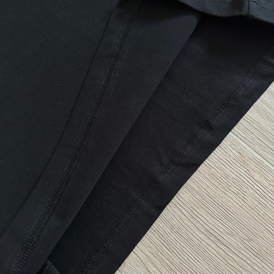 Обработка нижнего края черной футболки Chrome Hearts