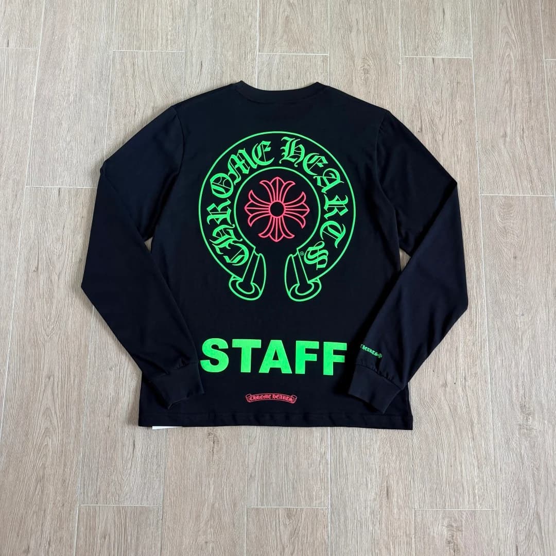 Черный лонгслив Chrome Hearts Staff, вид сзади с неоновым принтом