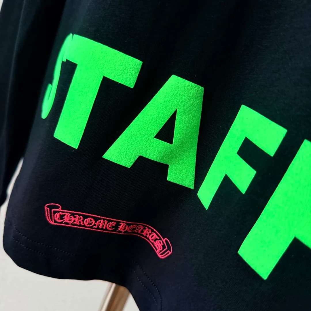 Деталь принта STAFF и красного логотипа Chrome Hearts на спине