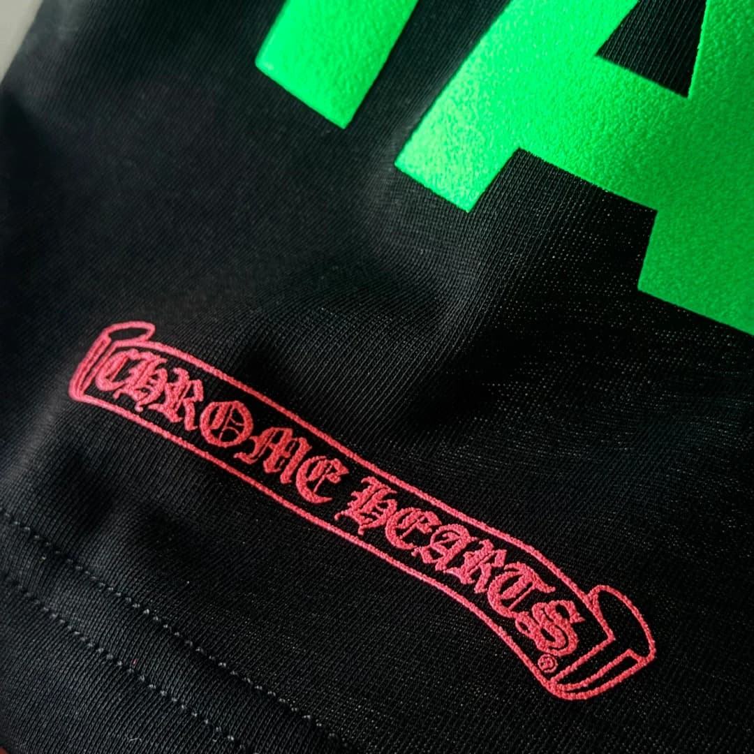 Вышитый красный логотип Chrome Hearts у нижнего края сзади