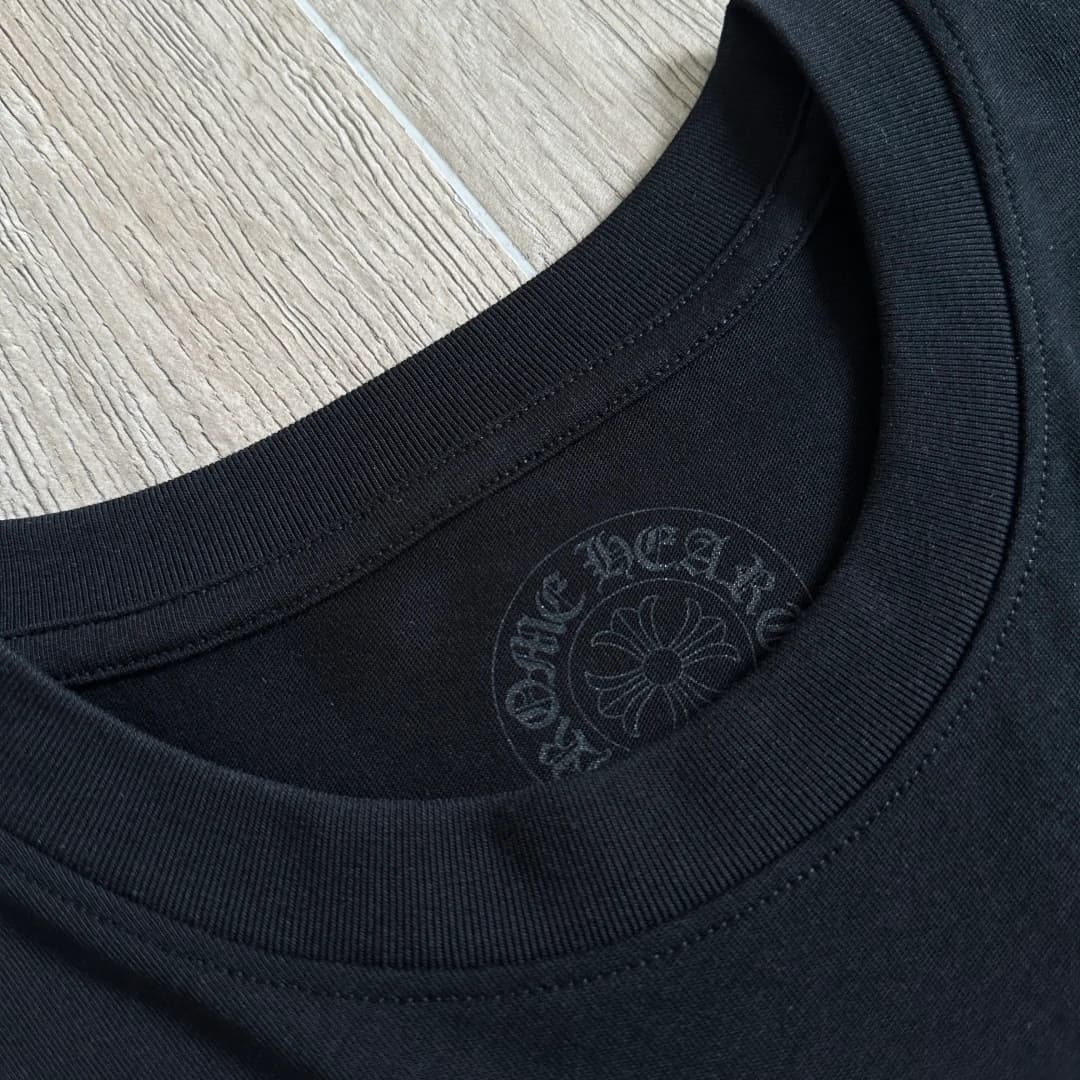 Внутренняя сторона воротника лонгслива Chrome Hearts Staff с принтом бренда