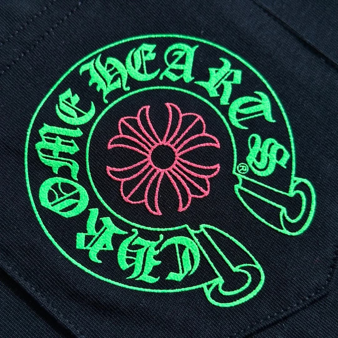 Принт с крестом и подковой на нагрудном кармане лонгслива Chrome Hearts Staff