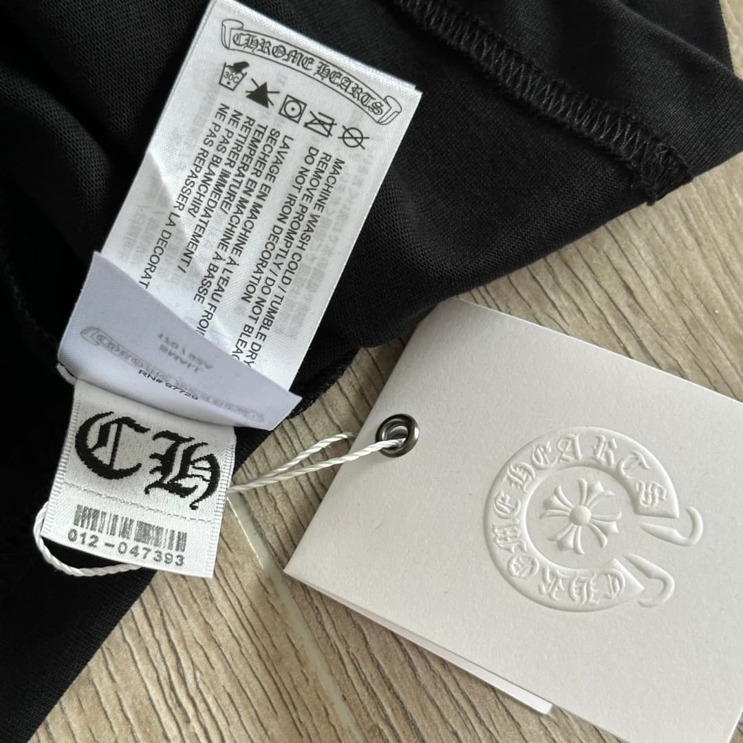 Фирменные бирки и ярлыки лонгслива Chrome Hearts Staff