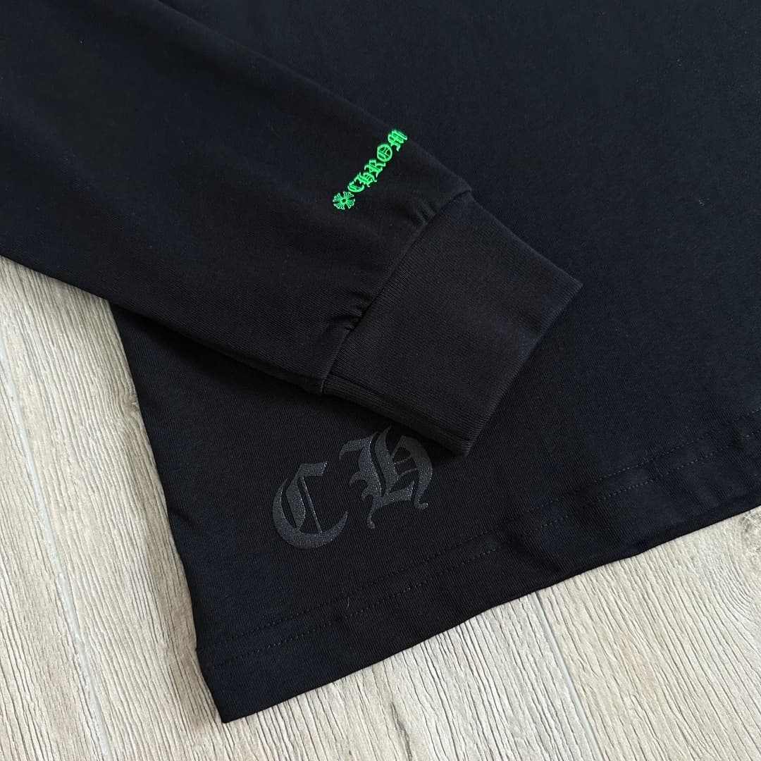 Деталь манжеты рукава и нижнего края лонгслива Chrome Hearts Staff
