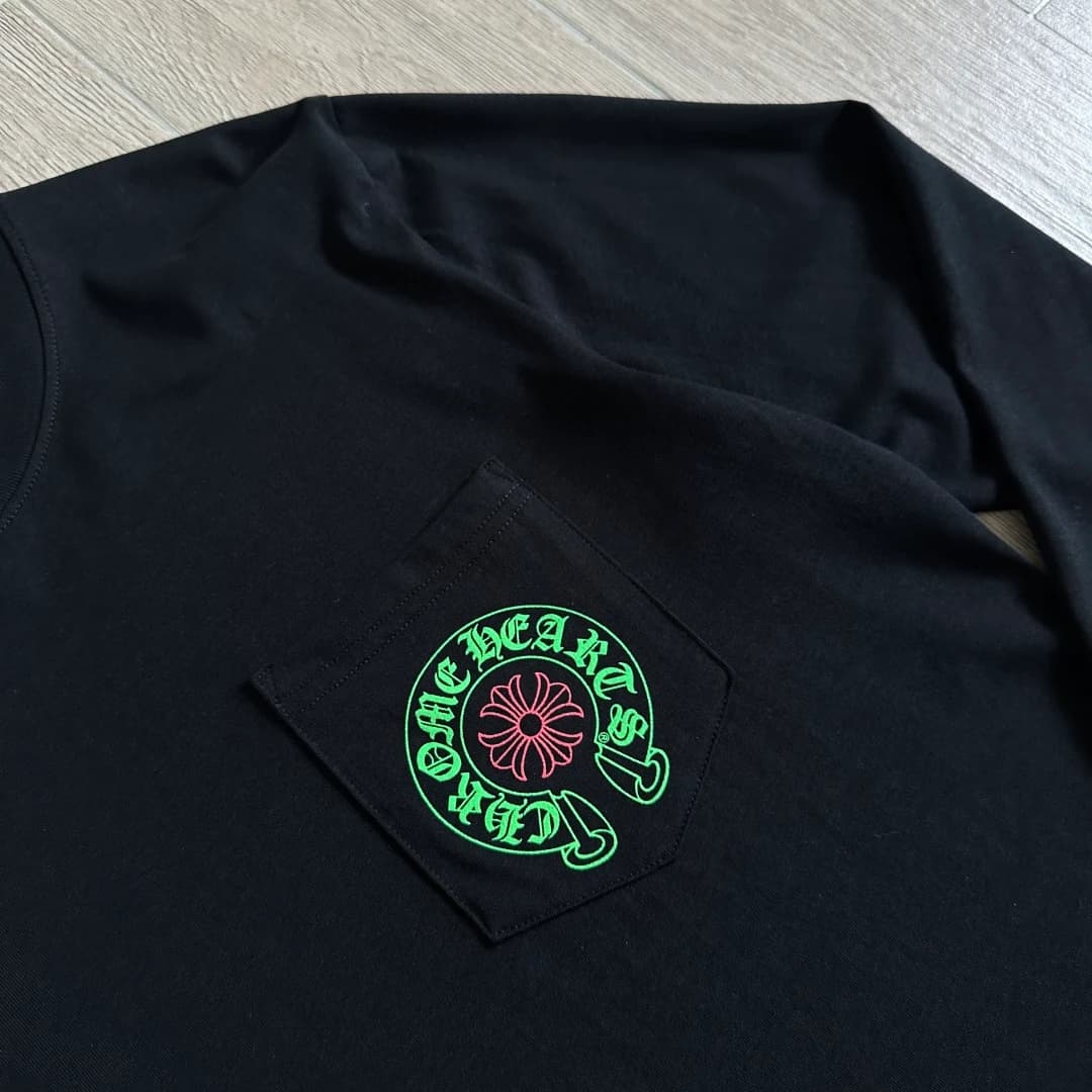 Накладной карман на груди лонгслива Chrome Hearts Staff с принтом