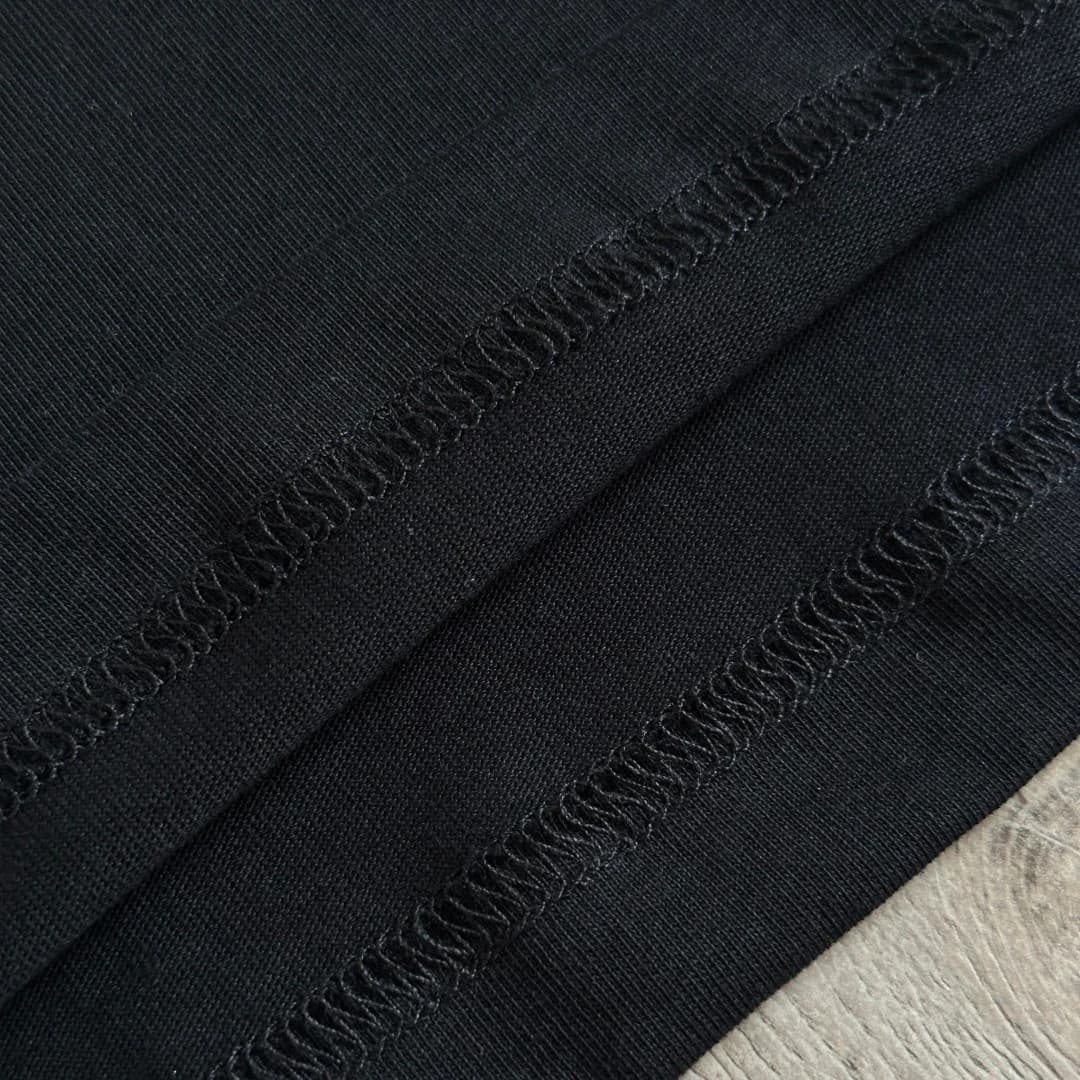 Деталь двойной строчки на нижнем крае лонгслива Chrome Hearts Staff