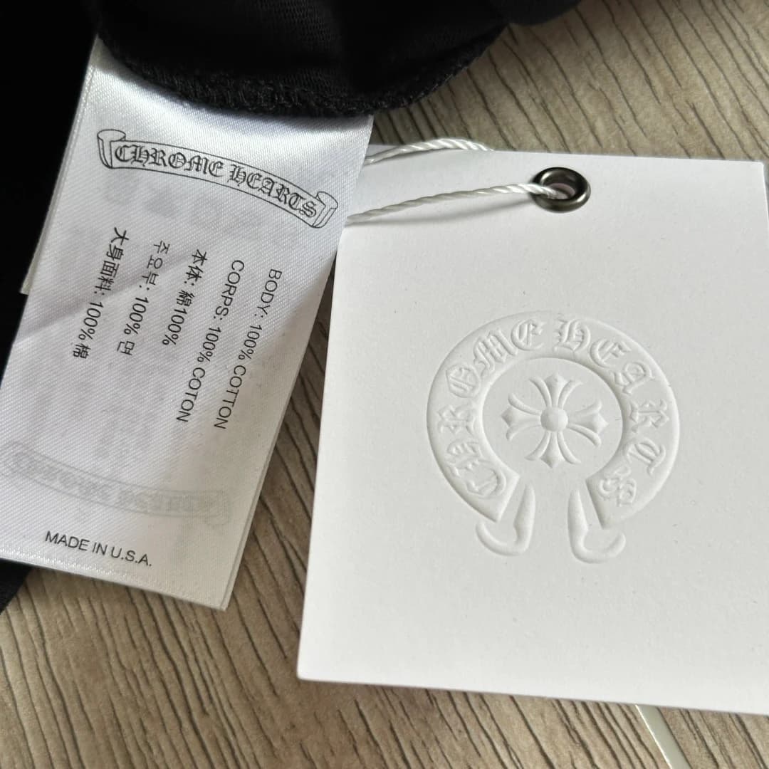Ярлык с составом ткани лонгслива Chrome Hearts Staff, 100% хлопок