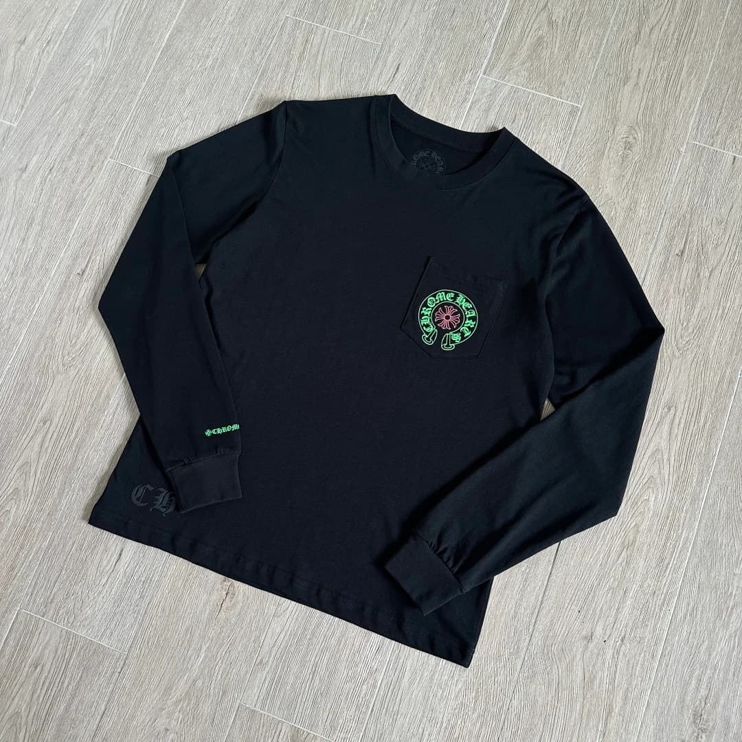 Черный лонгслив Chrome Hearts Staff, вид спереди под углом