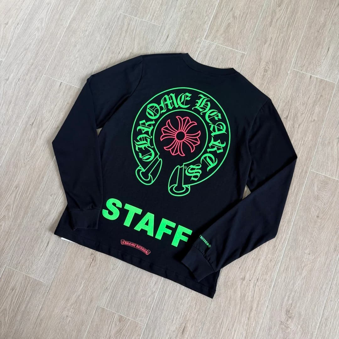Черный лонгслив Chrome Hearts Staff, вид сзади под углом