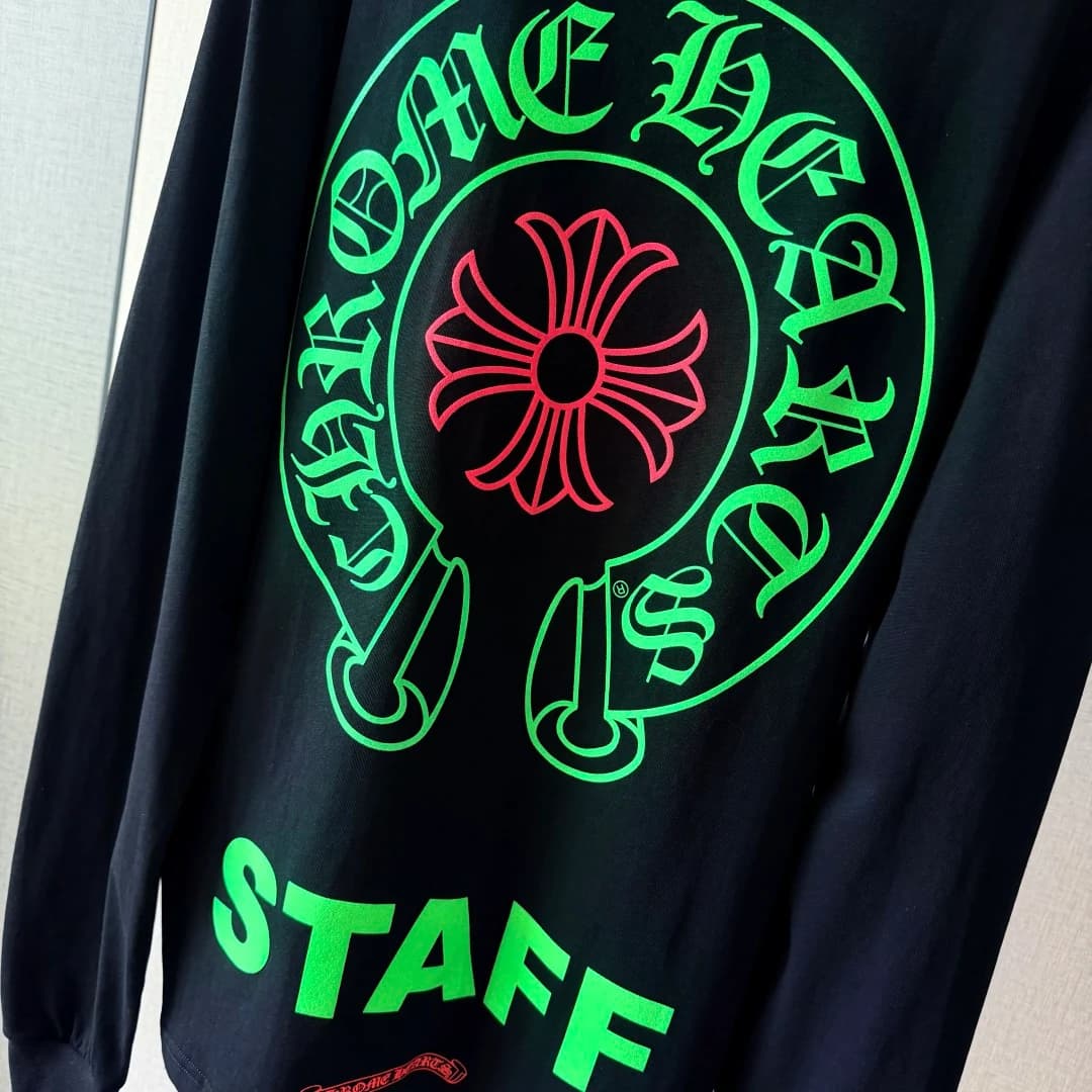 Крупный план неонового принта на спине лонгслива Chrome Hearts Staff