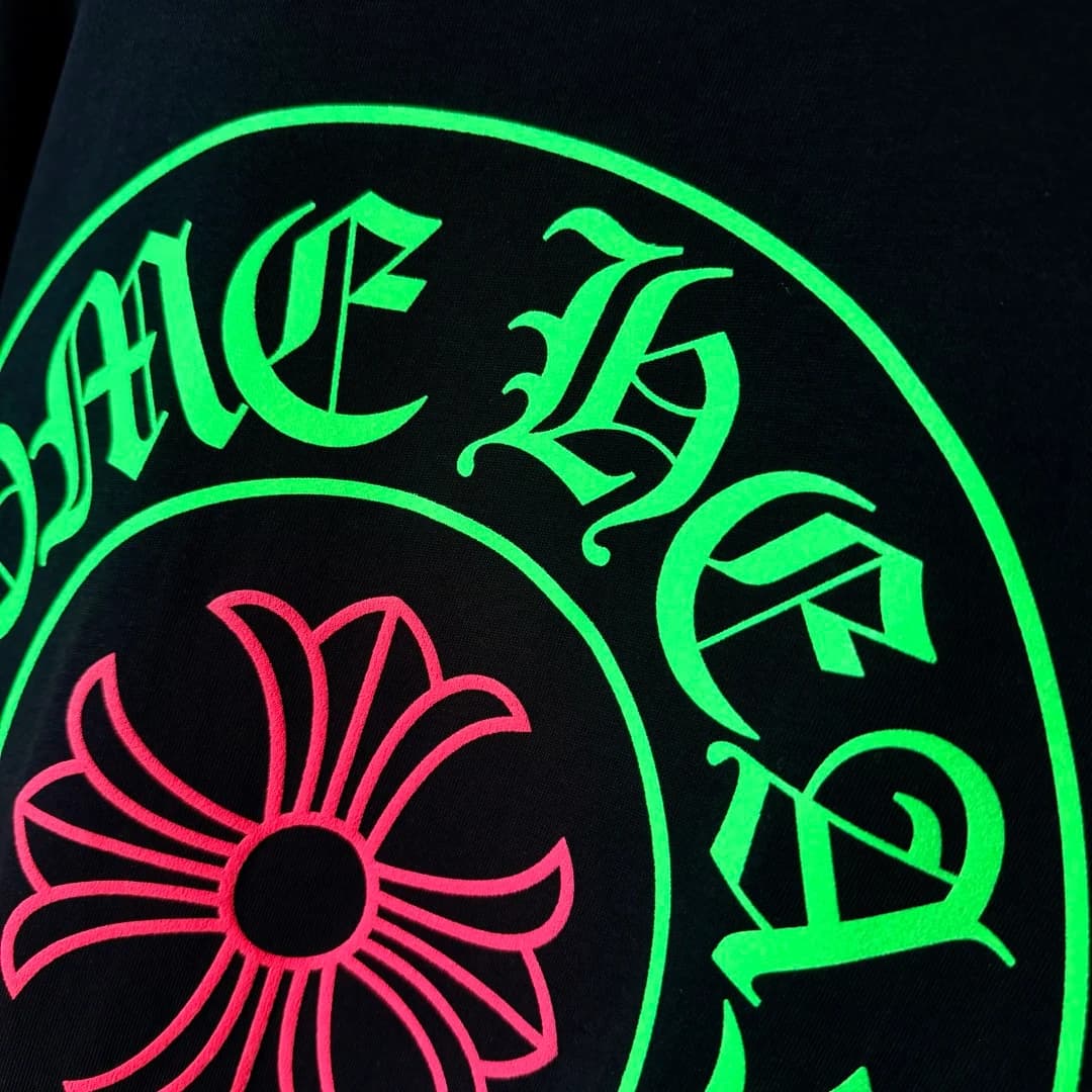 Деталь зеленого принта в виде подковы на спине лонгслива Chrome Hearts Staff