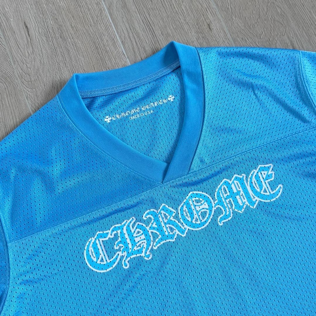 Крупный план V-образного выреза и текстуры сетки футболки Chrome Hearts