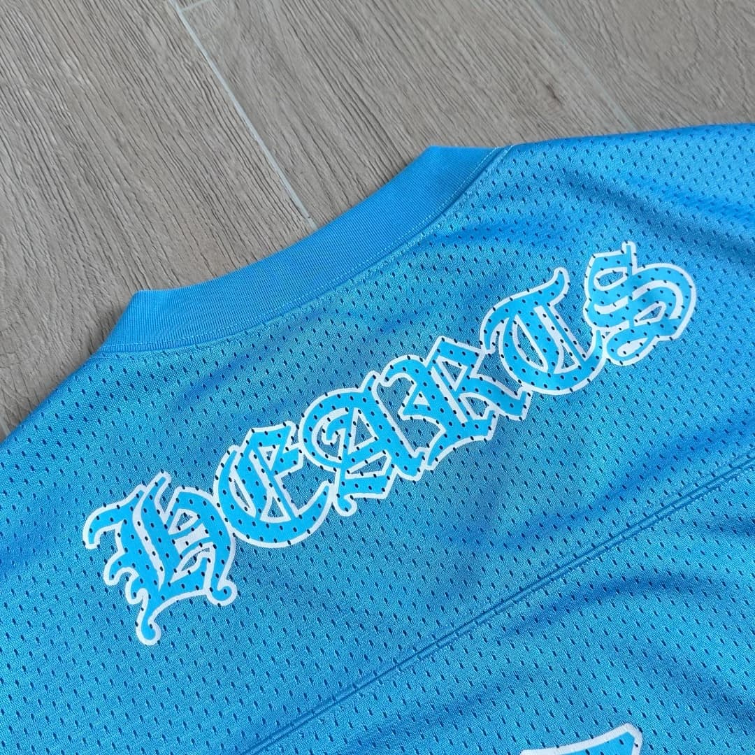 Принт HEARTS на спине голубой футболки Chrome Hearts
