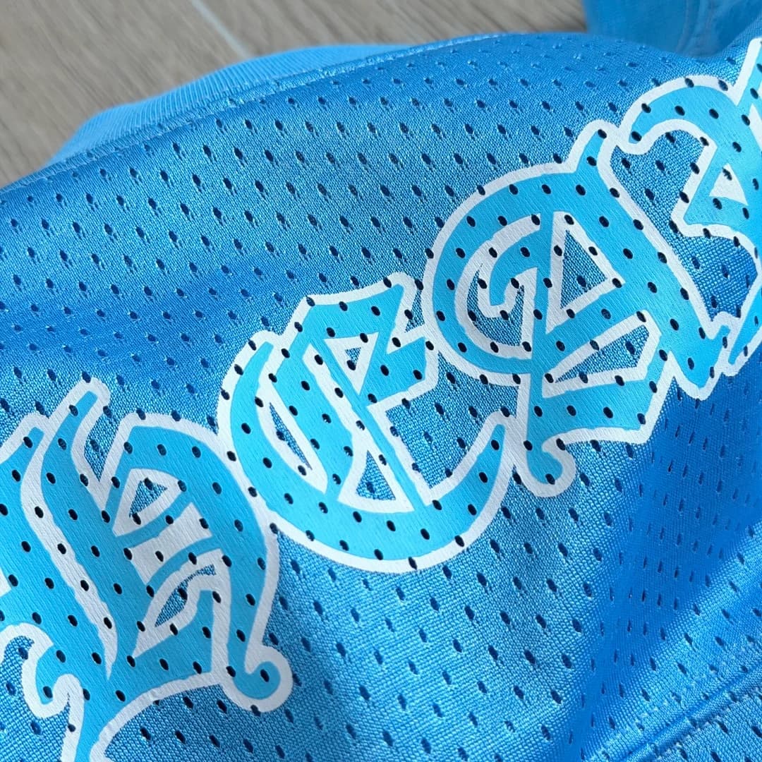 Крупный план принта CHROME на груди футболки Chrome Hearts
