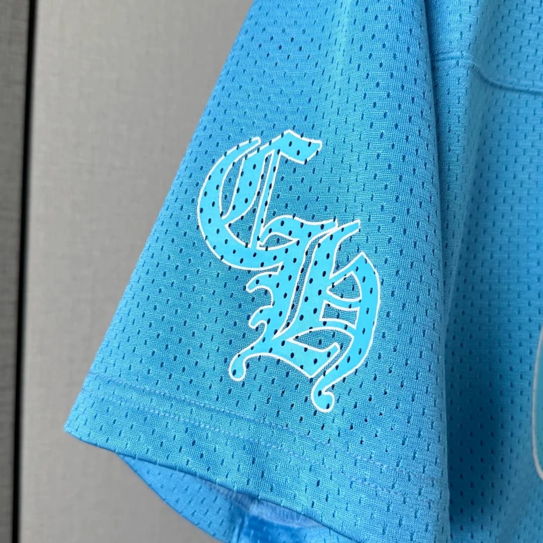 Принт с логотипом CH на рукаве футболки Chrome Hearts