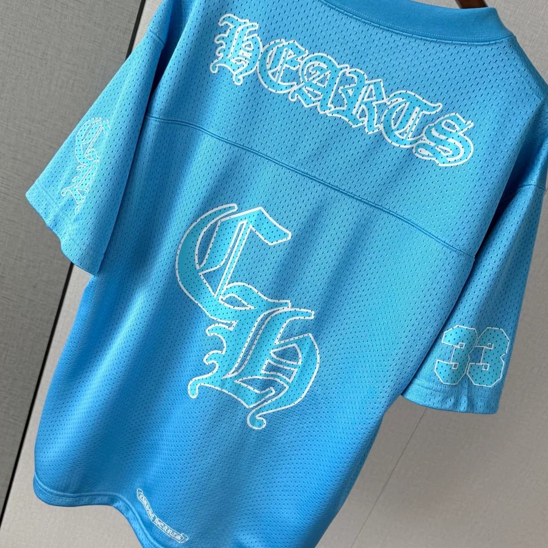Вид сзади под углом на вешалке голубой футболки Chrome Hearts