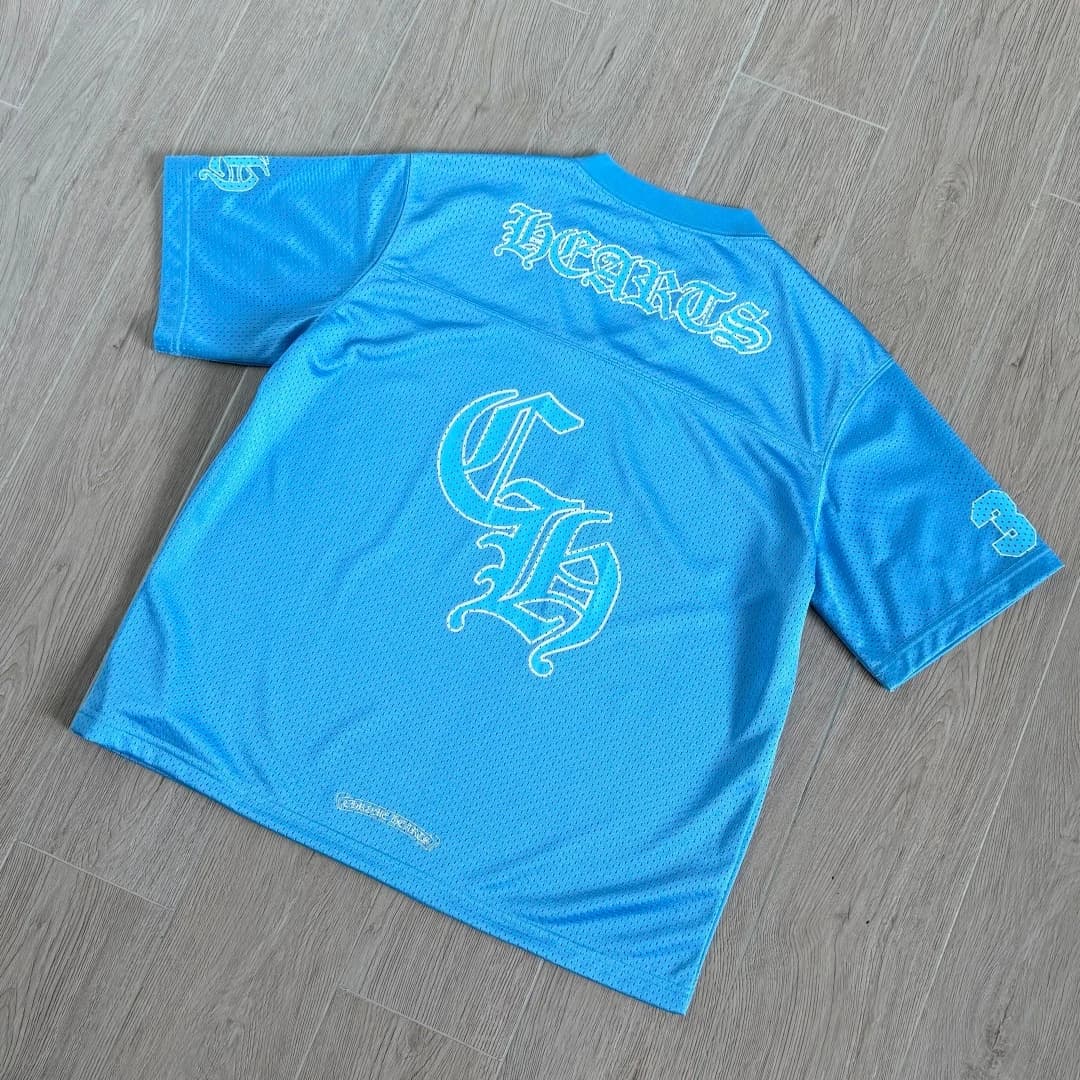 Голубая сетчатая футболка-джерси Chrome Hearts, вид сзади под углом