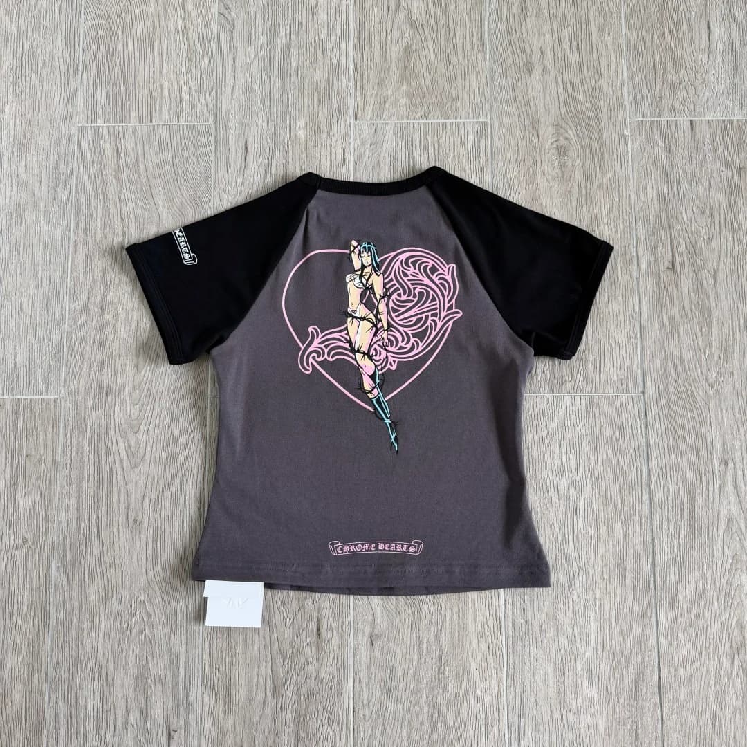 Серо-черный женский топ-футболка Chrome Hearts x Deadly Doll, вид со спины с принтом в виде сердца