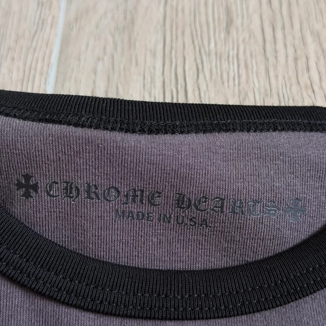 Внутренний шов горловины топа Chrome Hearts x Deadly Doll с брендингом