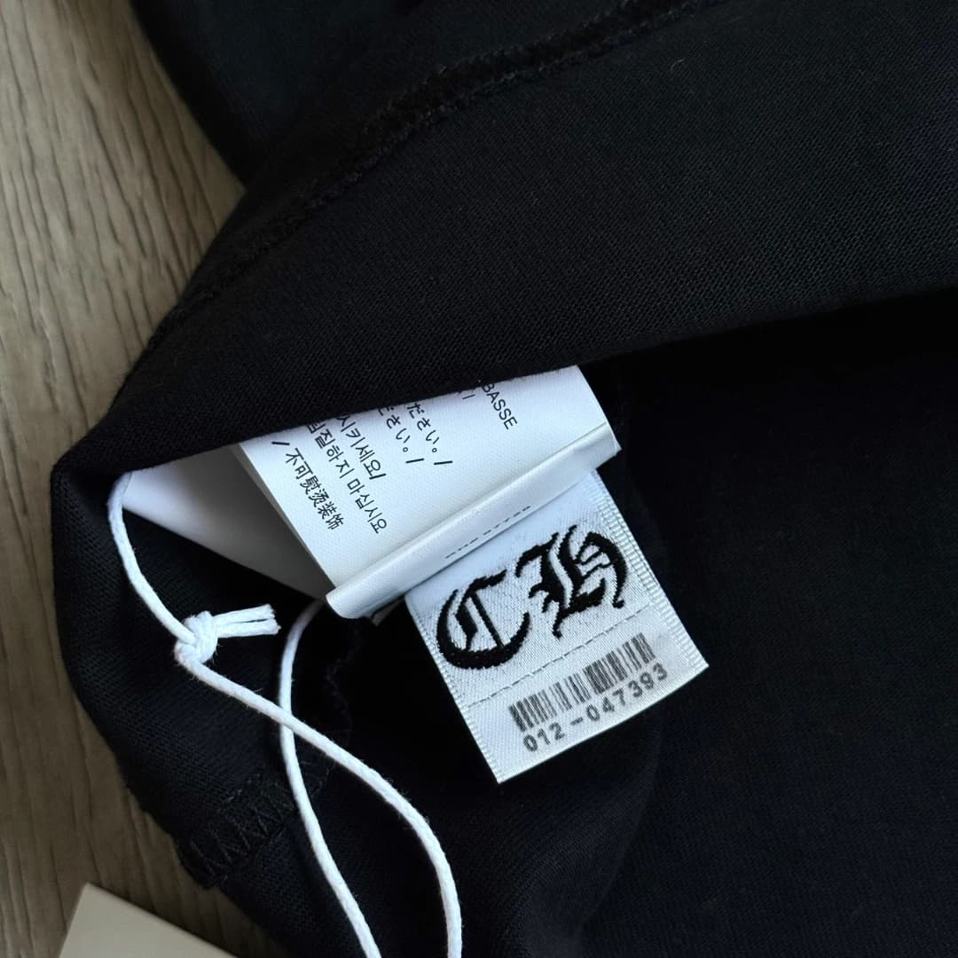 Бирки черного лонгслива Chrome Hearts