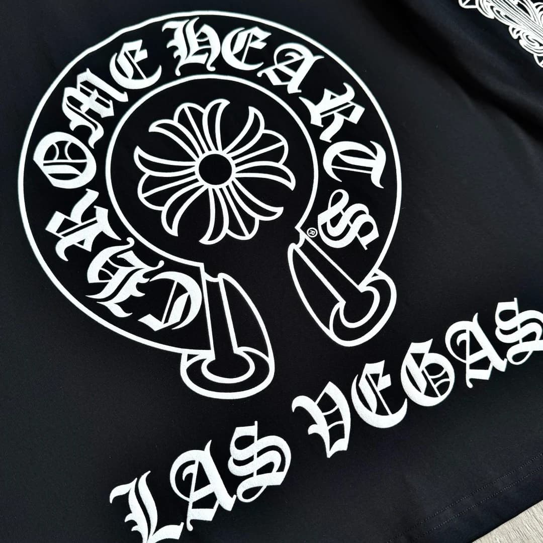 Крупный план принта на спине черного лонгслива Chrome Hearts