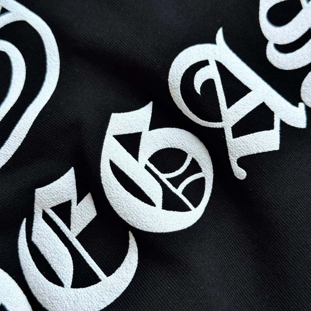 Деталь текстуры принта черного лонгслива Chrome Hearts