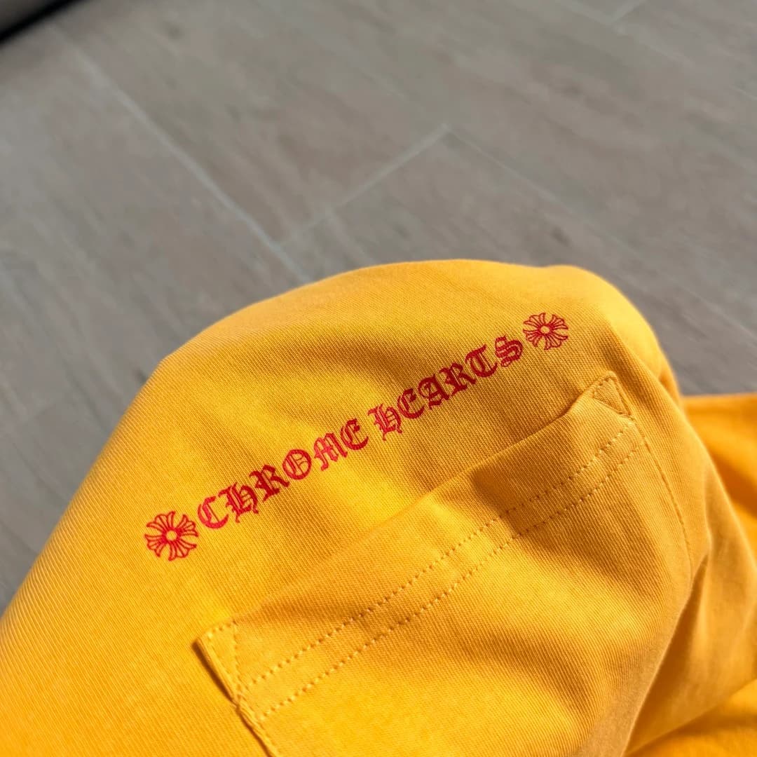 Накладной карман с логотипом жёлтой футболки Chrome Hearts