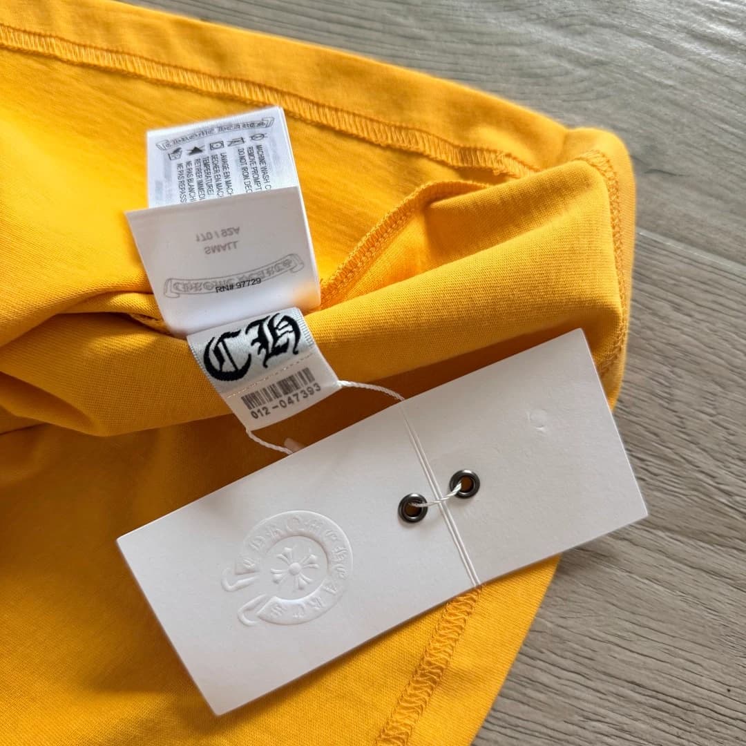 Бирки жёлтой футболки Chrome Hearts