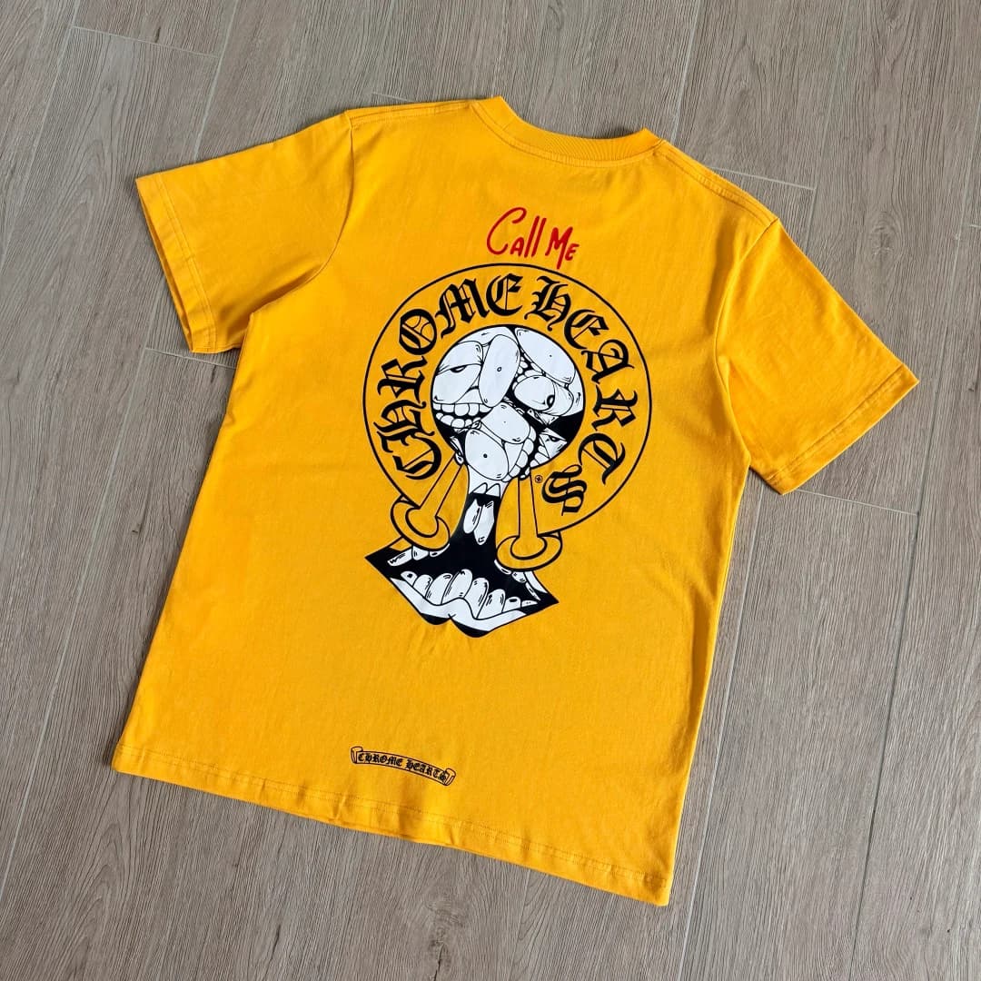 Жёлтая футболка Chrome Hearts сзади под углом